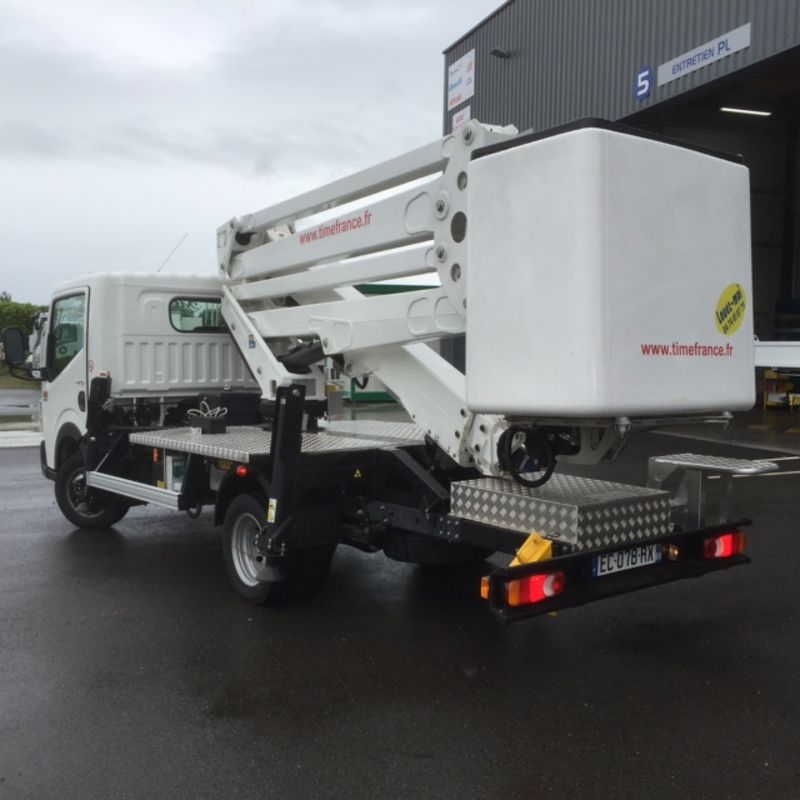 nacelle plateau avec panier fibre pour travaux électriques, munie d'un moteur autonome électrique