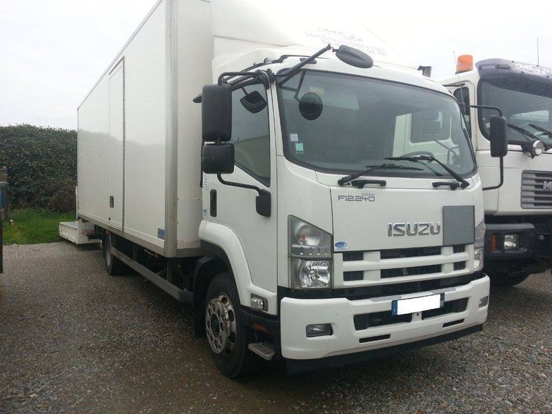 location ISUZU FOURGON 12 TONNES 42 M3